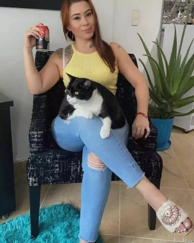 Juliana, 48